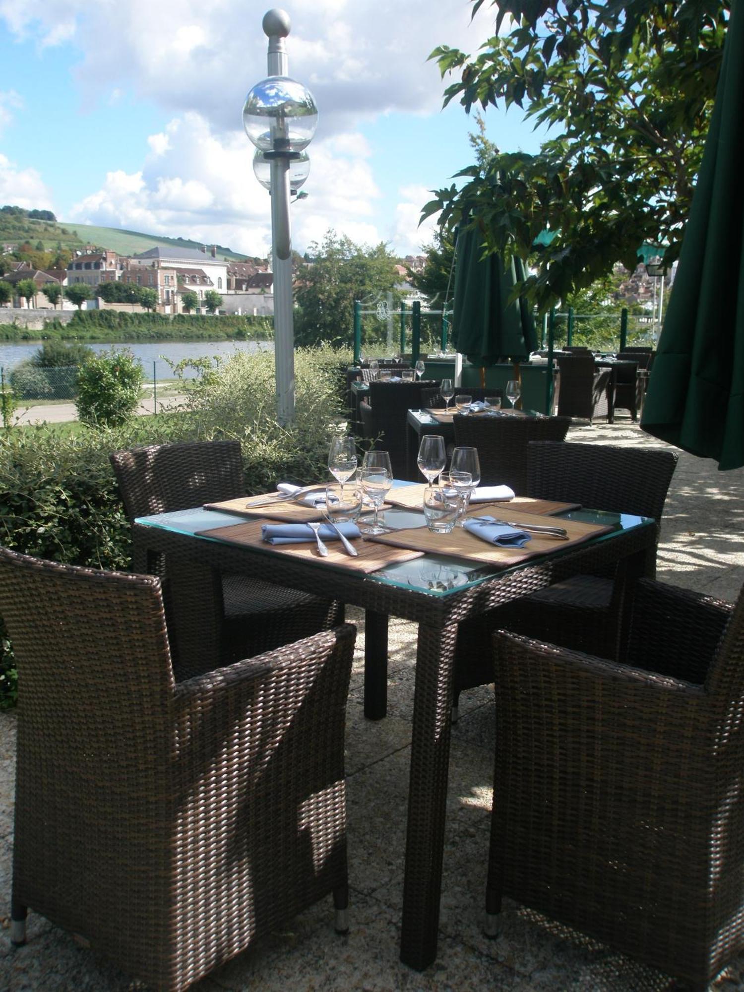 Hotel Restaurant Le Rive Gauche Joigny Dış mekan fotoğraf